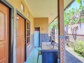 Spot On 92399 Hotel Sekar Jagat Near Pantai Baluk Rening,,2 star
