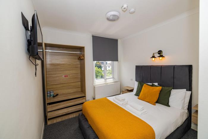 Woodford Hotel,,3 star