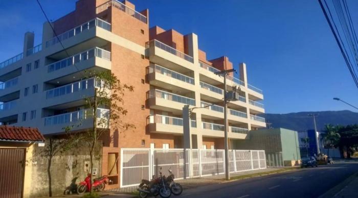 apto novo e arejado com uma ampla sacada