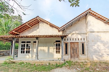 Spot On 93527 Agus Kostel Syariahnearwisata Agro Jollong,,2 star