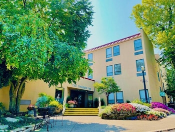 The Fountain Inn,236 Maple Ave,2 star