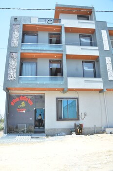 Girdhar Sanwaria Palace,,2 star