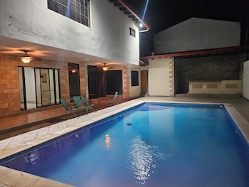 hermosa habitacion con piscina