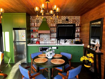 Runaway House - Qalaciq,,2 star