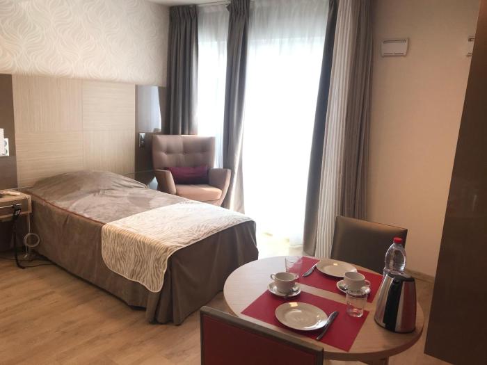 Zenao Montreuil Croix De Chavaux,,3 star