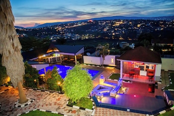 netluna villa hotel and tours