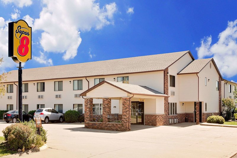 Super 8 By Wyndham Dyersville Near Field Of Dreams,Dubuque>>Chariton,2.5 star