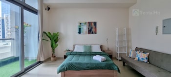 nice studio balcony n pool view marina