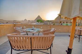the gate hotel front pyramids and sphinx view