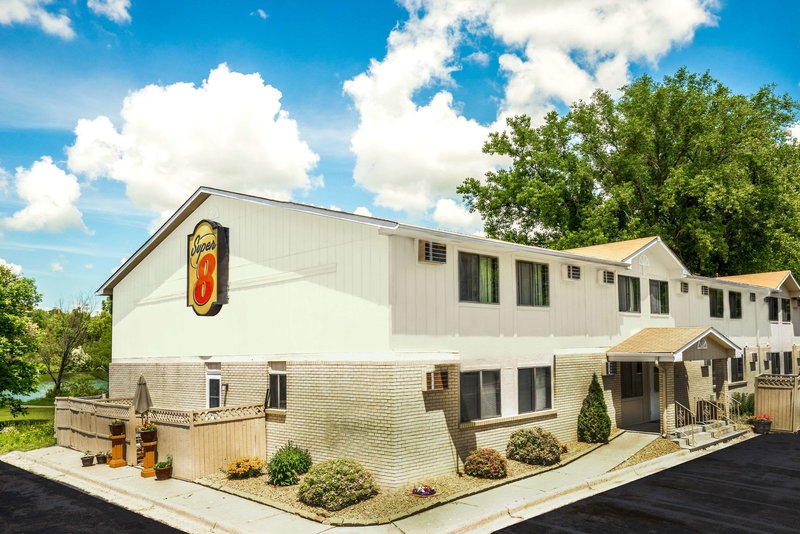 Super 8 By Wyndham Chaska,Chaska>>Carver,2 star