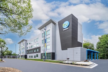 tru by hilton commerce