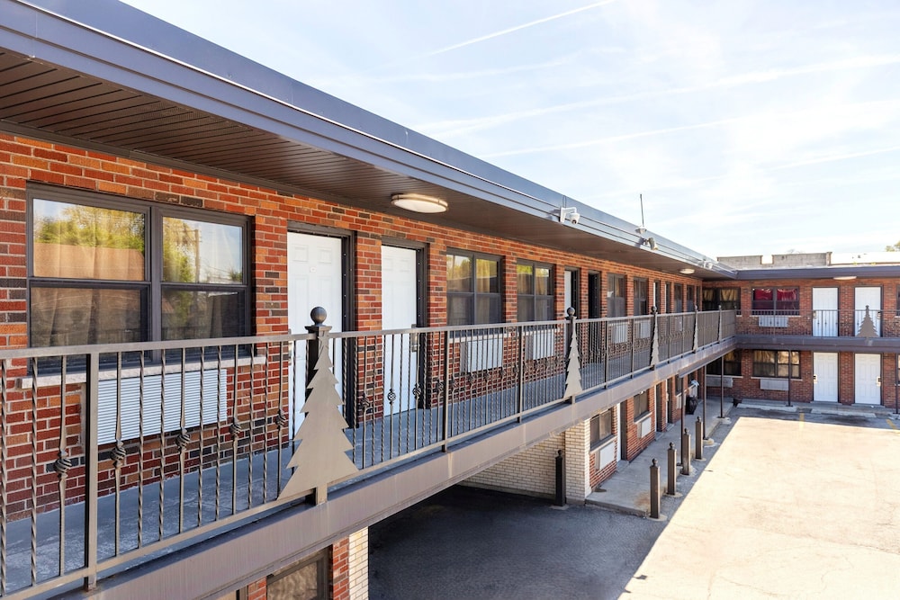 Admiral Motel By Oyo Chicago I-94,9118 S Cottage Grove Ave Chicago Il,2 star