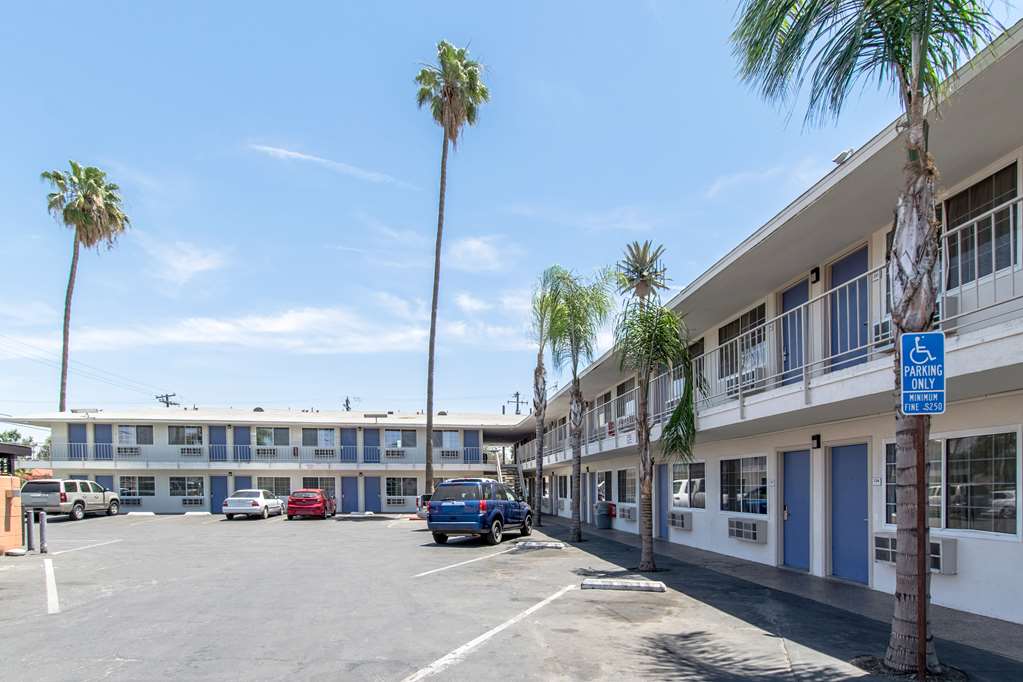 motel 6 bakersfield ca central