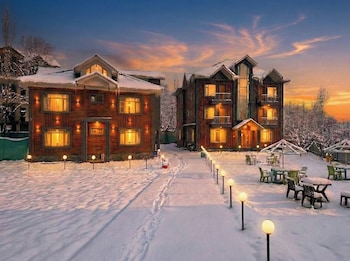 The Routes Pahalgam,,2 star