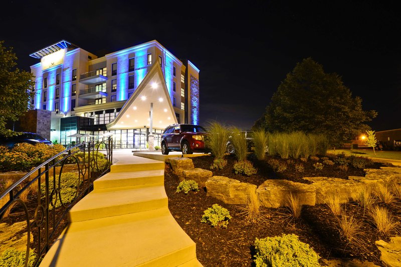 C Hotel By Carmen's, Bw Premier Collection,Ontario>>Hamilton,3 star