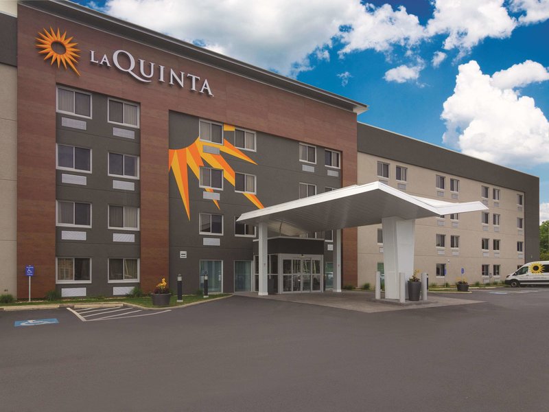 la quinta inn and suites cleveland airport north
