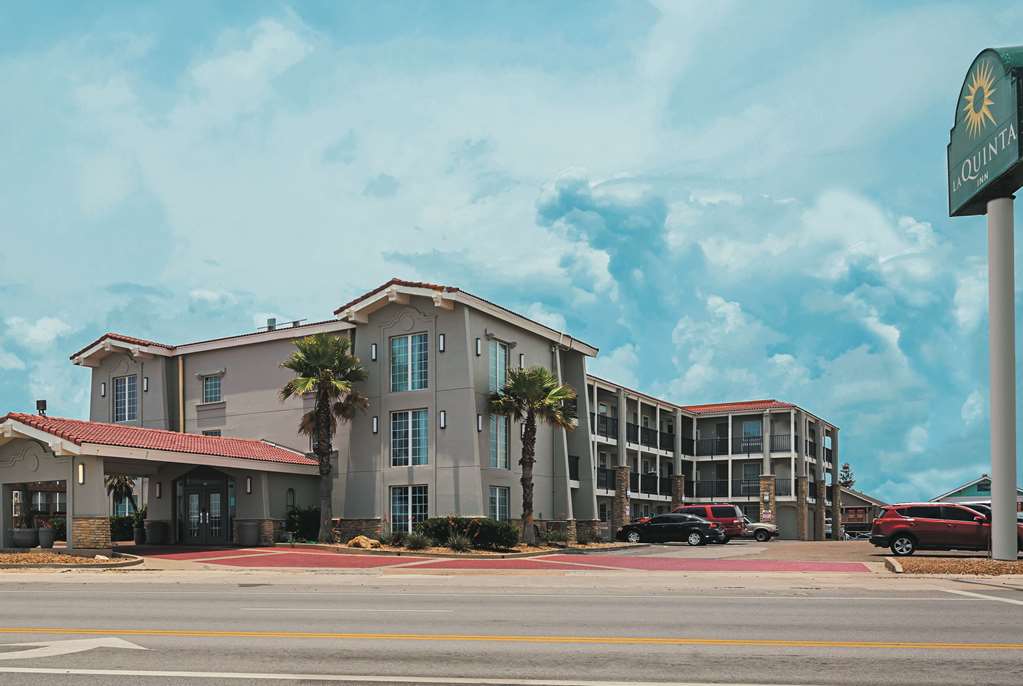 wingate by wyndham galveston beachfront at the seawall