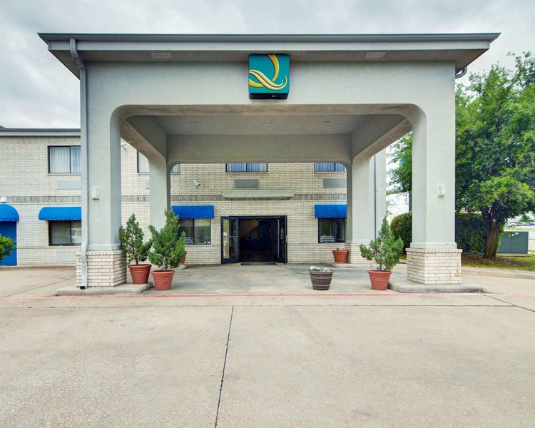 Quality Inn & Suites,Dallas>>Arlington,2.5 star