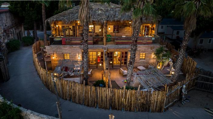 hotel pirates world
