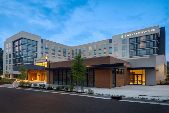 embassy suites by hilton alpharetta halcyon