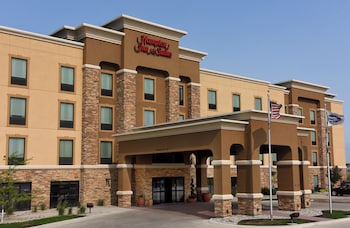 hampton inn and suites by hilton fargo medical center