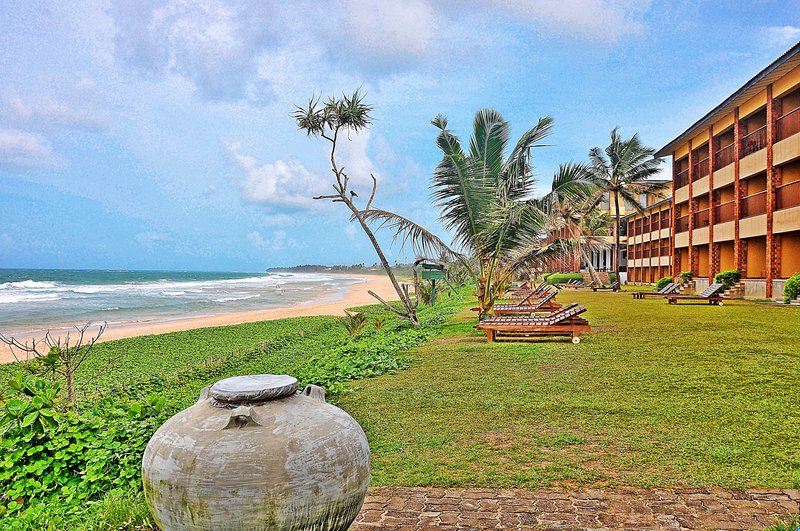 The Long Beach Resort,Habaraduwa>>Galle,4 star