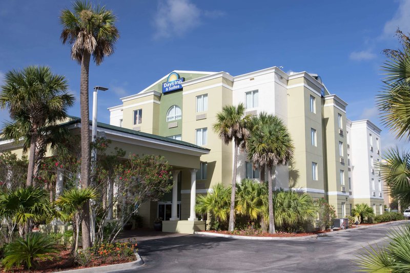 Days Inn & Suites By Wyndham Fort Pierce I-95