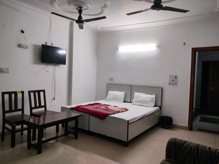 Lotus Stay -1 Min Walk In Nizamuddin Railway St,,4 star