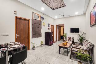 entire luxurious apartment with kitchen near metro