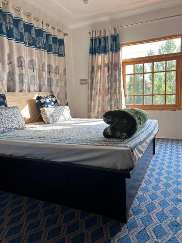 room-image