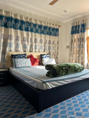 room-image