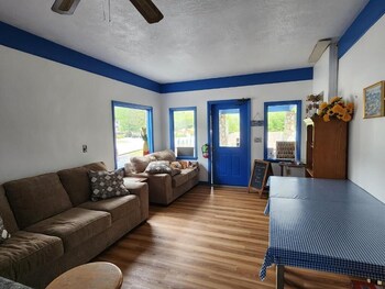 Cozy Bear Inn,4077 Soco Road,3 star
