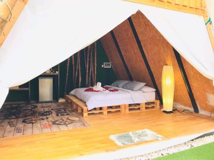 bridge hill cafe glamping