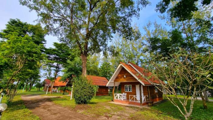 the golden view resort suan phueng