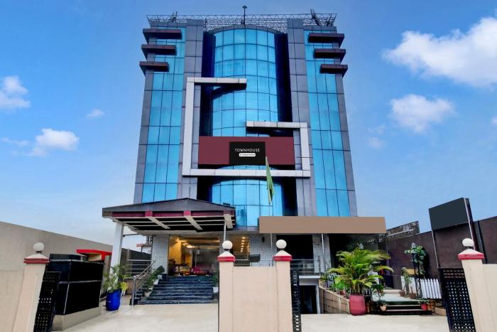 super townhouse hatigaon near medicity formerly hotel grand majesty