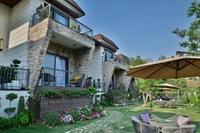 aura luxury stays