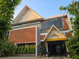 Clive Ten Athirapally,,4 star