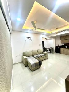 cozy 2bhk with balcony and kitchen