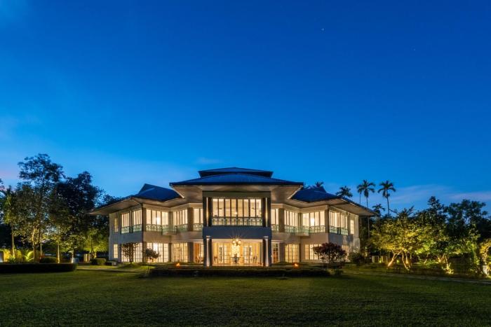 The Postcard In The Durrung Tea Estate,,3 star