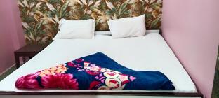 om kashi paying guest house