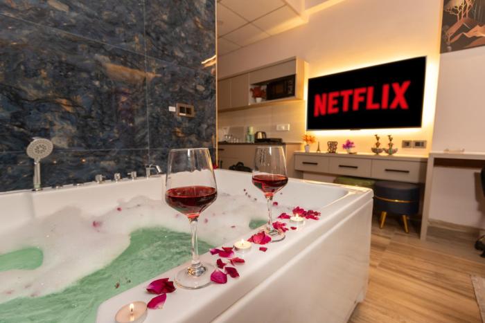 jacuzzi and big screen by buddies home