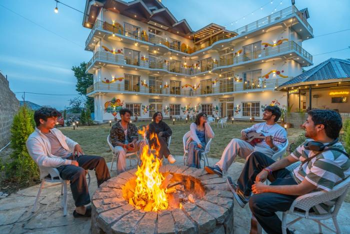 The Social Stays Bir Formerly Artbuzz,,2 star