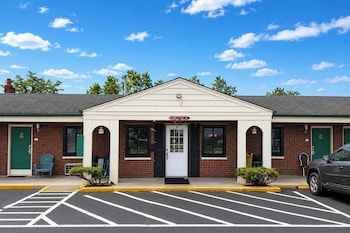 Hillcrest Motel By Oyo Aurora In Near Lawrenceburg,,3 star