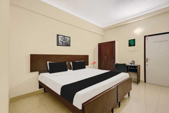 Hotel O Jagadamba Junction,,4 star