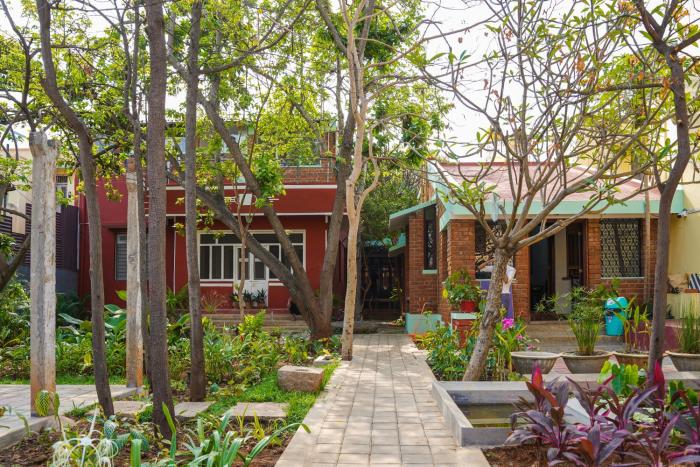 Rahees Bi Roambay - Backpacker Hostel,,2 star