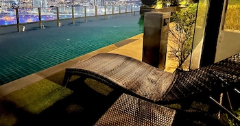 premium retreat suite icon city