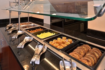 holiday inn madison at the american center by ihg