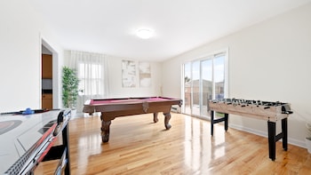 Modern Luxury Home W Gameroom & Parking,80 Woodlawn Ave,3 star