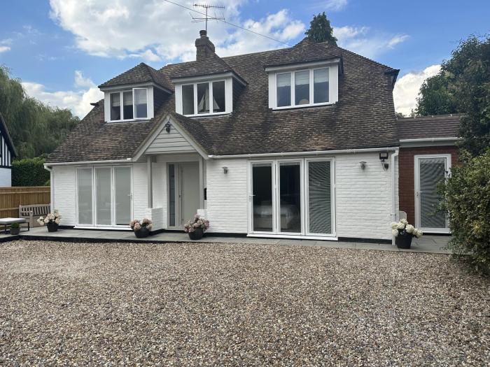 Beautiful 1-Bed Studio In Bourne End,,3 star