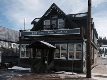 1882 Bar And Grill At River Street Inn,10009 E River St,3 star